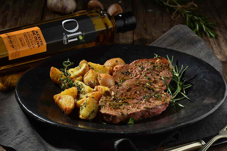 Filete de carne con papas al ajo Oli de Nutrioli